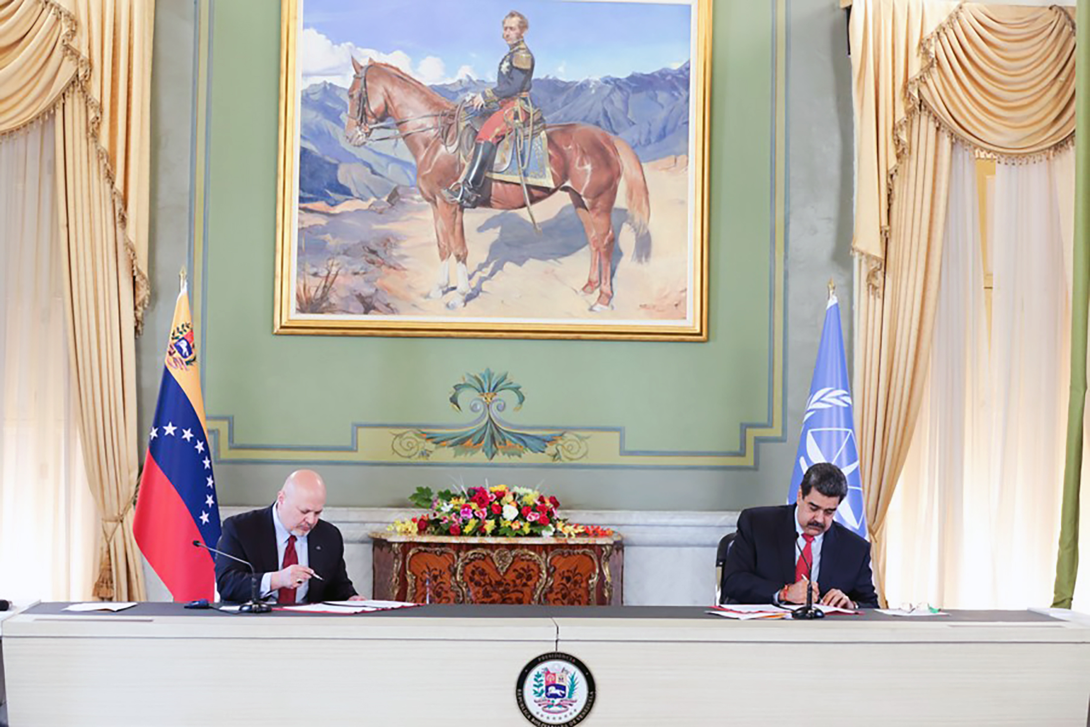 El Sr. Karim A.A. Khan QC, Fiscal de la CPI, y el Excmo. Sr. Nicolás Maduro Moros, Presidente de Venezuela, durante la ceremonia de firma del Memorándum de Entendimiento el miércoles 3 de noviembre de 2021
