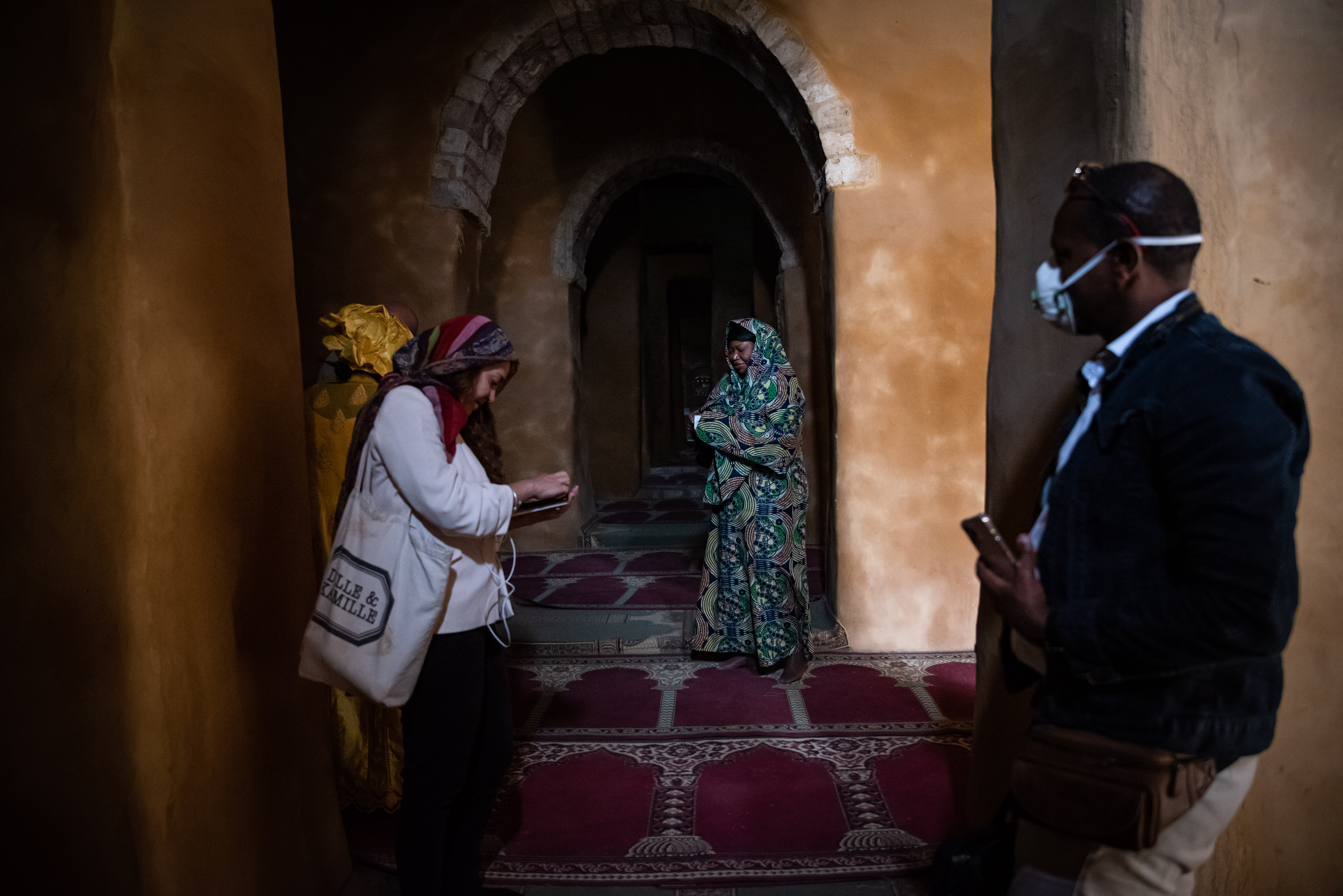 المدعية العامة للمحكمة الجنائية الدولية، السيدة فاطو بنسودا، في مسجد جينقري بير، الذي تعده اليونسكو من مواقع التراث العالمي المهددة بالخطر، في تمبكتو بمالي. حقوق المؤلف محفوظة للصندوق الاستئماني للمجنيّ عليهم بالمحكمة الجنائية الدولية، نيكولاس ريمينيه