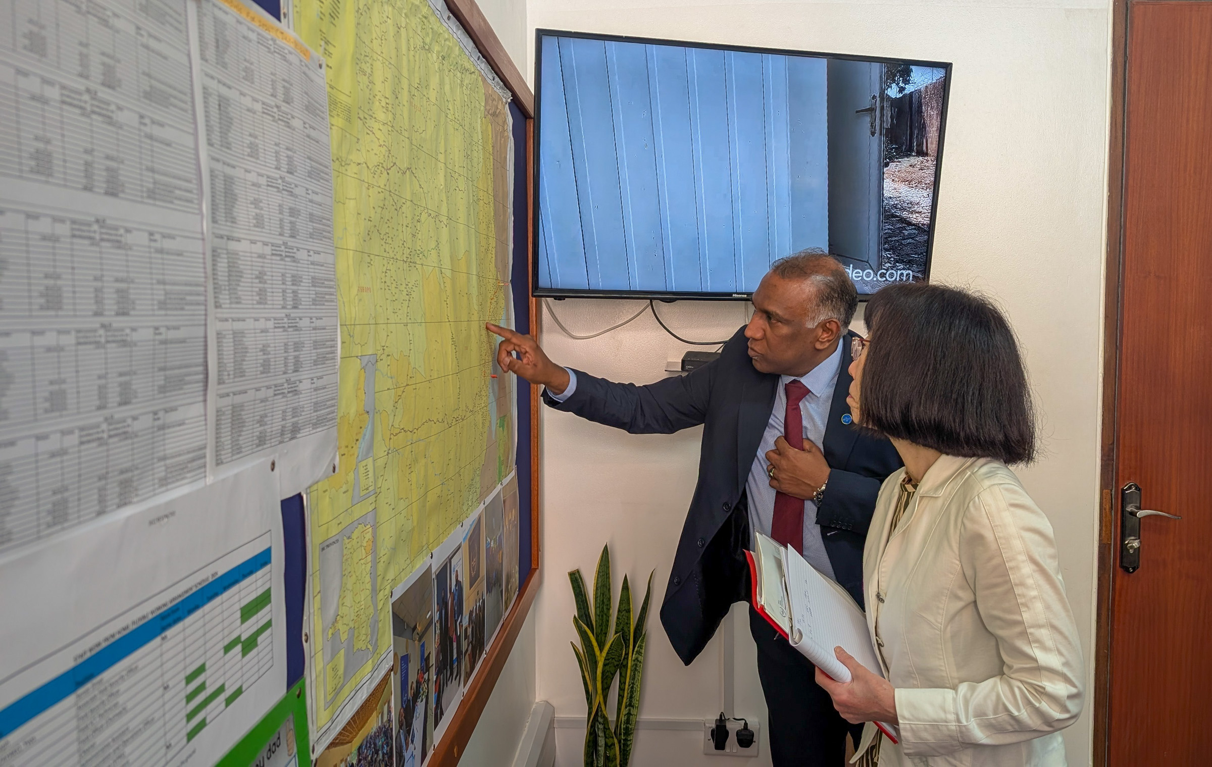 The President discussing ICC activities in Uganda and the DRC with the Chief of the ICC Country Office ©ICC-CPI
