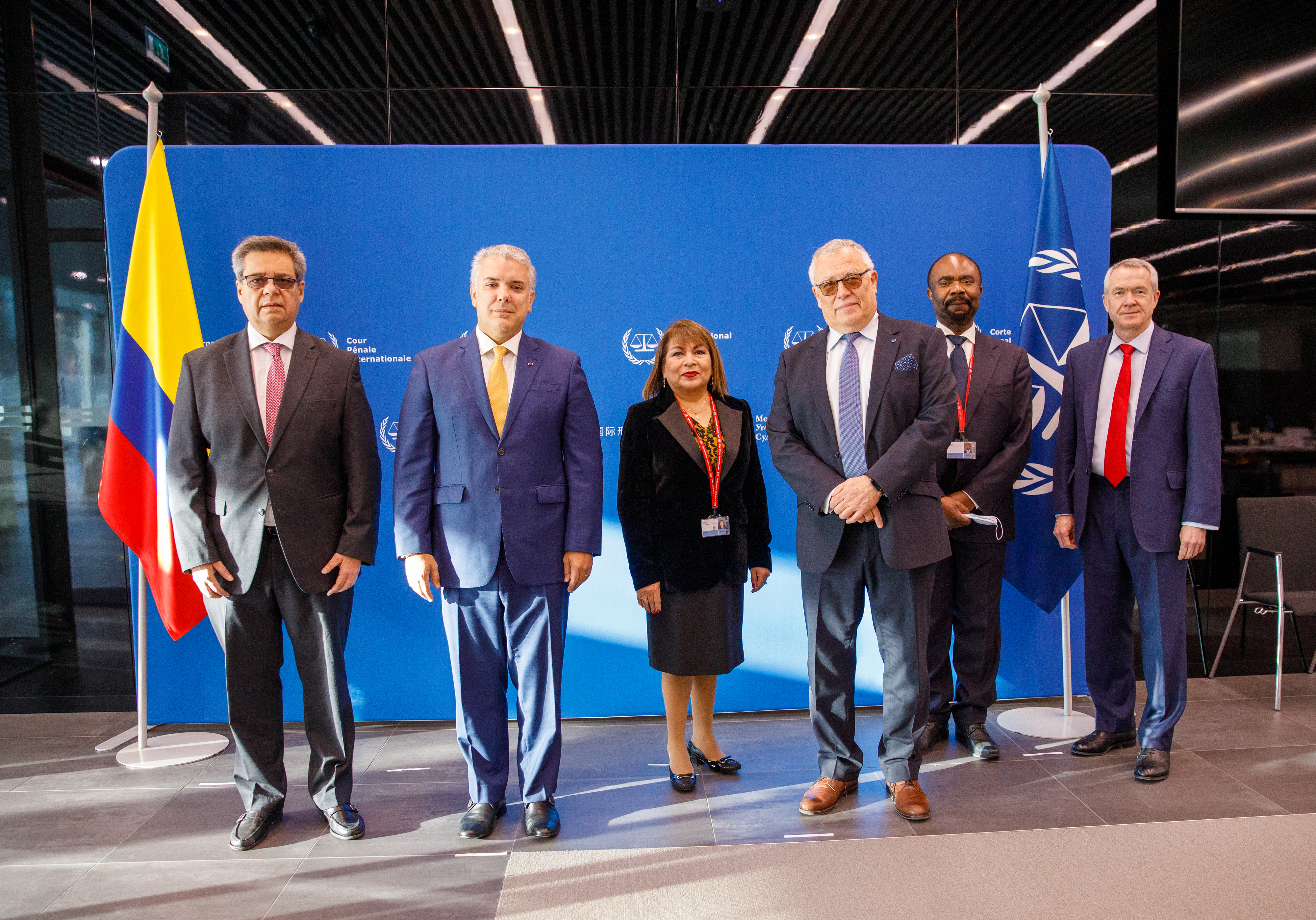 (Left to right) Ambassador of Colombia to the Netherlands H.E. Mr Fernando Antonio Grillo Rubiano, Colombia President H.E. Mr Iván Duque Márquez, ICC First Vice President Judge Luz del Carmen Ibáñez Carranza, President Judge Piotr Hofmański, Second Vice President Judge Antoine Kesia-Mbe Mindua, and Registrar Peter Lewis on 17 February 2022 ©ICC-CPI