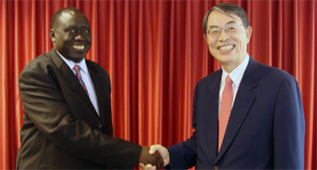 President Sang-Hyun Song with the Minister of Justice of Rwanda, Tharcisse Karugarama / Le president Sang-Hyun Song avec le ministre de la Justice du Rwanda, Tharcisse Karugarama © ICC-CPI