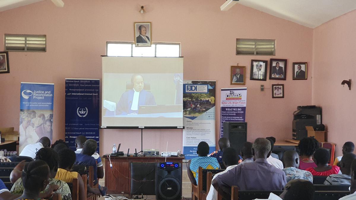 Our program kicked off at around 11:00, one hour before the screening, with the recap of the past stages of the trial, short questions and answers session and the explanation of what was to happen during the presentation of the closing arguments.