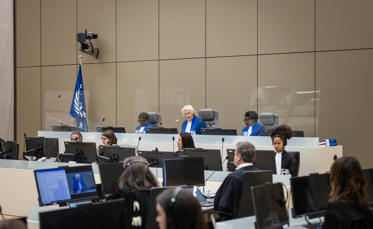 Les Juges de la Chambre de première instance I à l'ouverture du procès dans l'affaire Abd-Al-Rahman à la CPI à La Haye (Pays-Bas) le 5 avril 2022 ©ICC-CPI