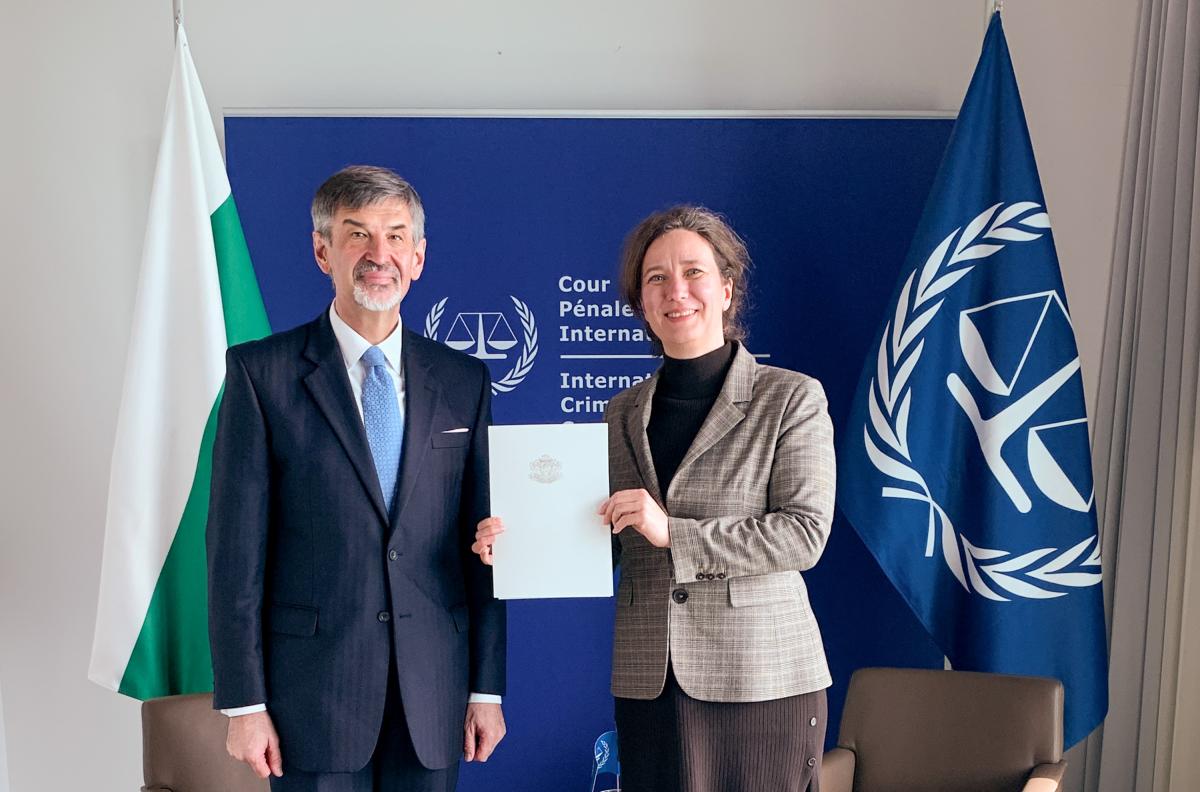 Photo: H.E. Konstantin Dimitrov, Ambassador of Bulgaria to the Kingdom of the Netherlands (left) and Franziska Eckelmans, TFV Acting Executive Director (right). 