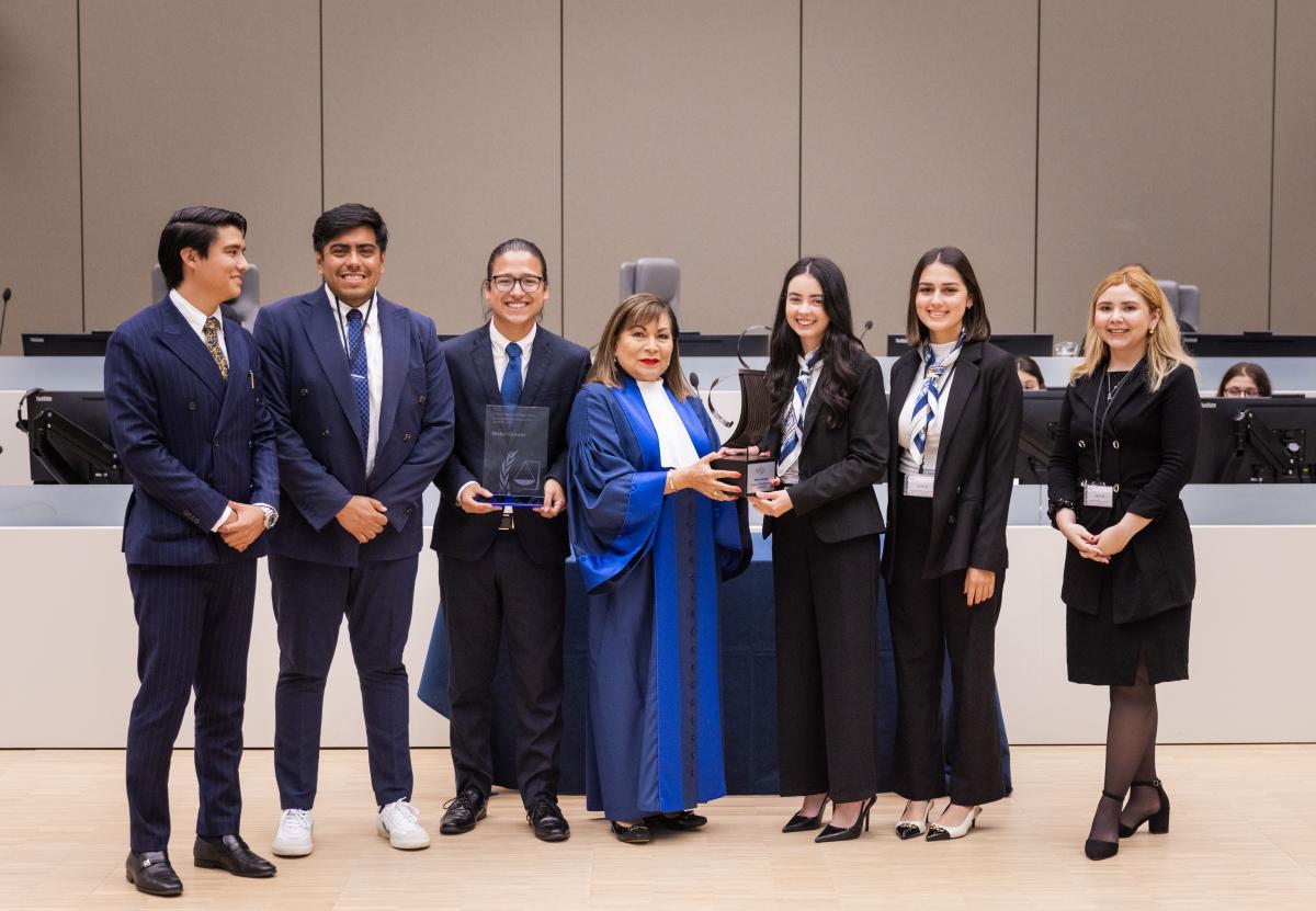 Pictured here: ICC Judge Luz del Carmen Ibáñez Carranza, presiding judge, and the winning team ©ICC-CPI