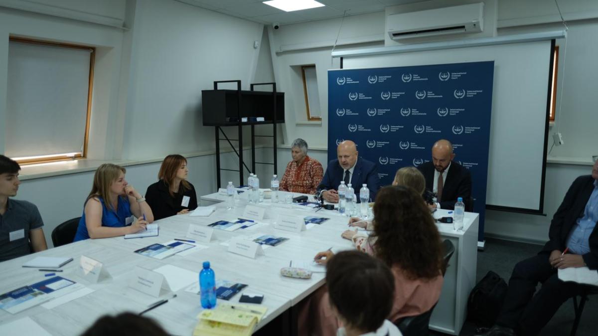 Прокурор Хан проводить зустріч із місцевими громадськими організаціями в київському офісі Міжнародного кримінального суду, 11 вересня 2024 р.