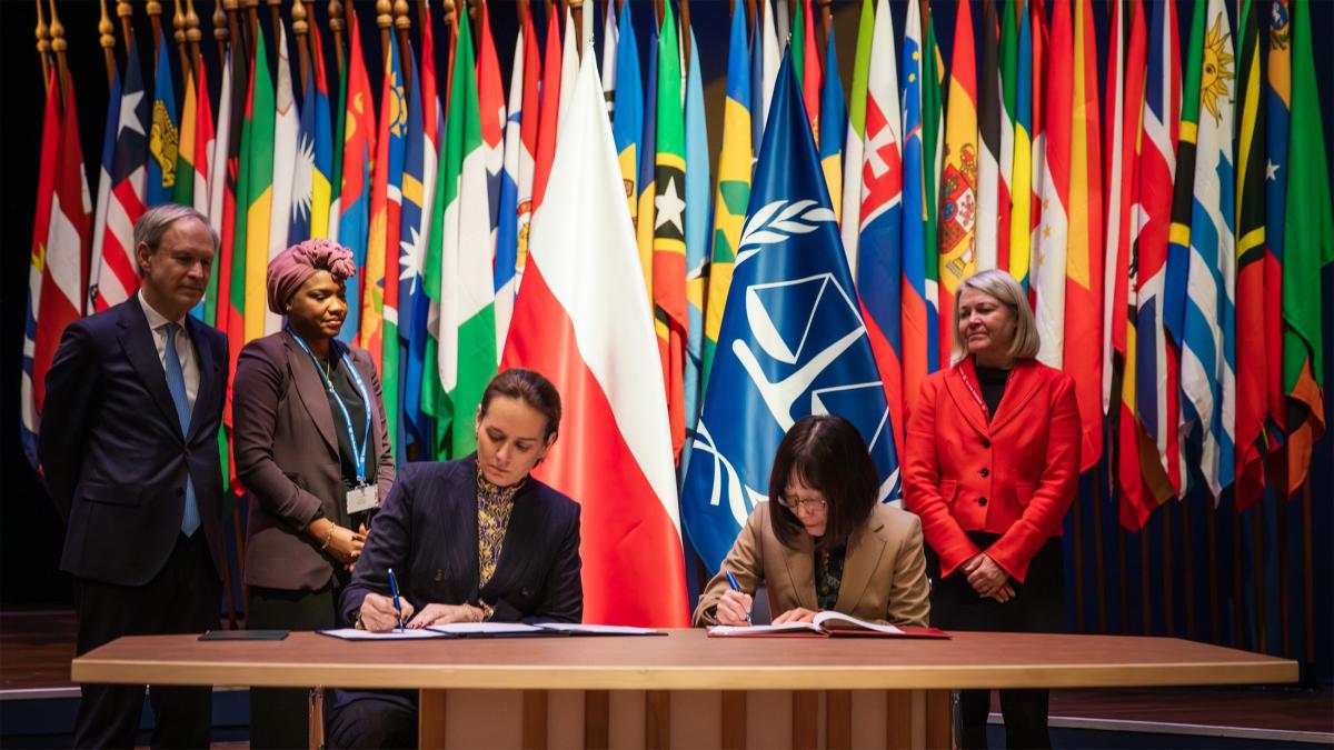 La juge Tomoko Akane, Présidente de la CPI, et la Sous-secrétaire d'État au Ministère de la Justice de la République de Pologne, Mme Maria Ejchart, signent un accord sur l'exécution des peines le 2 décembre 2024 ©ICC-CPI