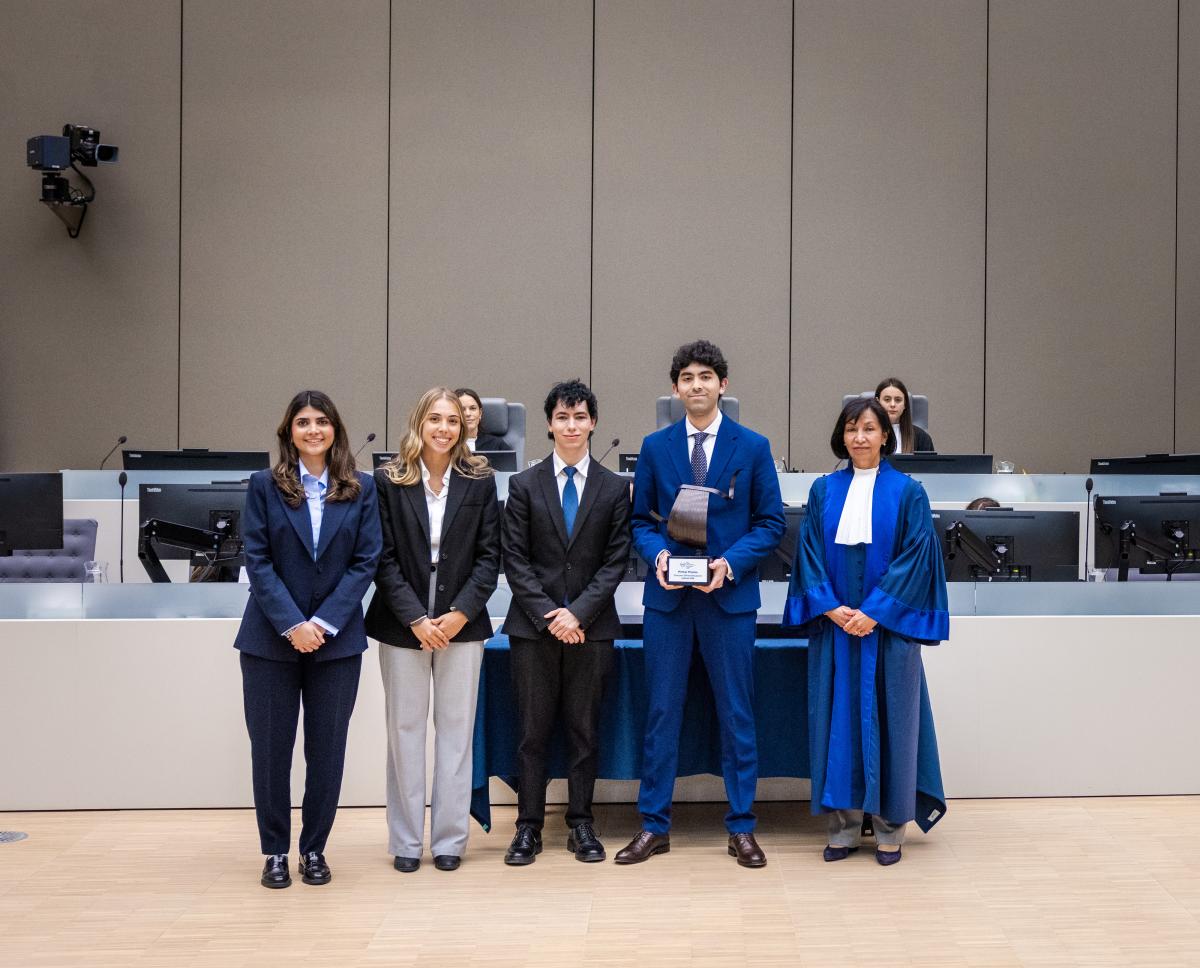 Pictured here: The presiding judge of the competition's jury, judge Socorro Flores Liera, with the winning team ©ICC-CPI