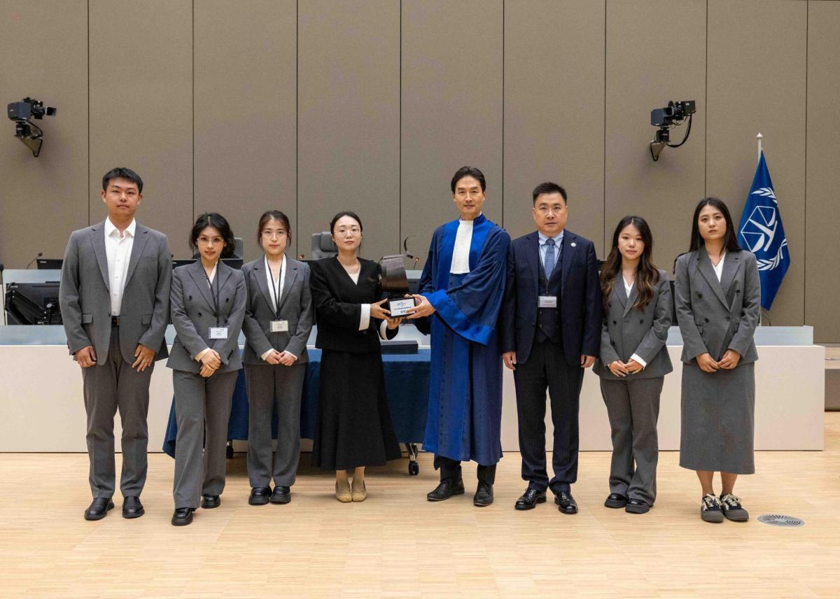 Pictured here: The presiding judge of the competition's jury, judge Keebong Paek, with the winning team ©ICC-CPI
