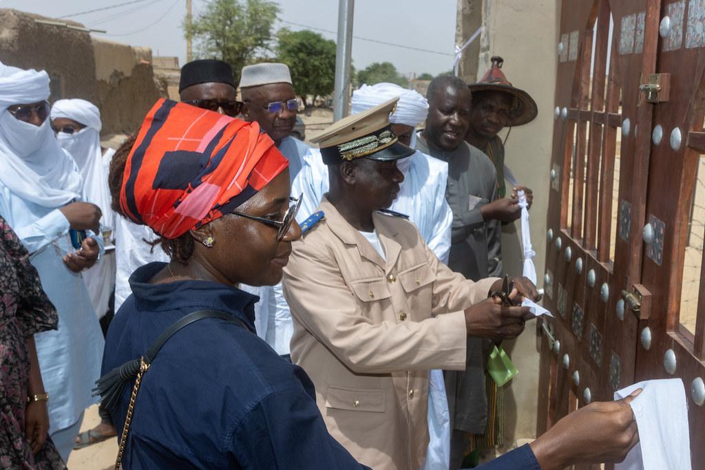 Representatives of the Government of Mali, the Trust Fund for Victims and implementing partners inaugurate in October 2024 the protective enclosure of the Cheick Sidi El Mokhtar El Kounti cemetery in Timbuktu as part of the collective reparations programme in the Al Mahdi case. Credit: Hameye Touré / TFV 2024