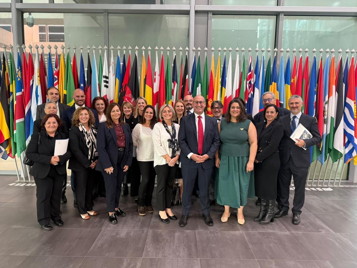 Photo : S. E. Jeffrey Curmi, ambassadeur de la République de Malte auprès du Royaume des Pays-Bas, ainsi qu’une délégation de la magistrature maltaise, ont rencontré Dr Deborah Ruiz Verduzco, directrice exécutive du Fonds au profit des victimes, au siège de la CPI à La Haye, à l’occasion de leur visite d’étude judiciaire en septembre 2026.